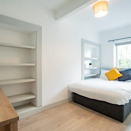 Large Modern House, Sleeps 17 With Parking Ferienhaus