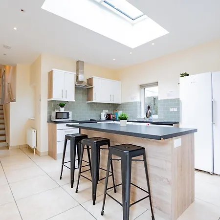 Ferienhaus Large Modern House, Sleeps 17 With Parking